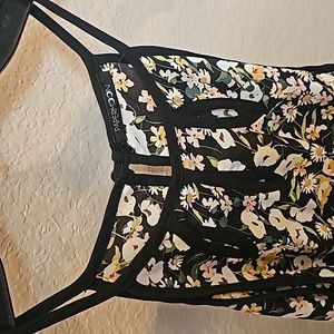 Sleeveless lightweight top